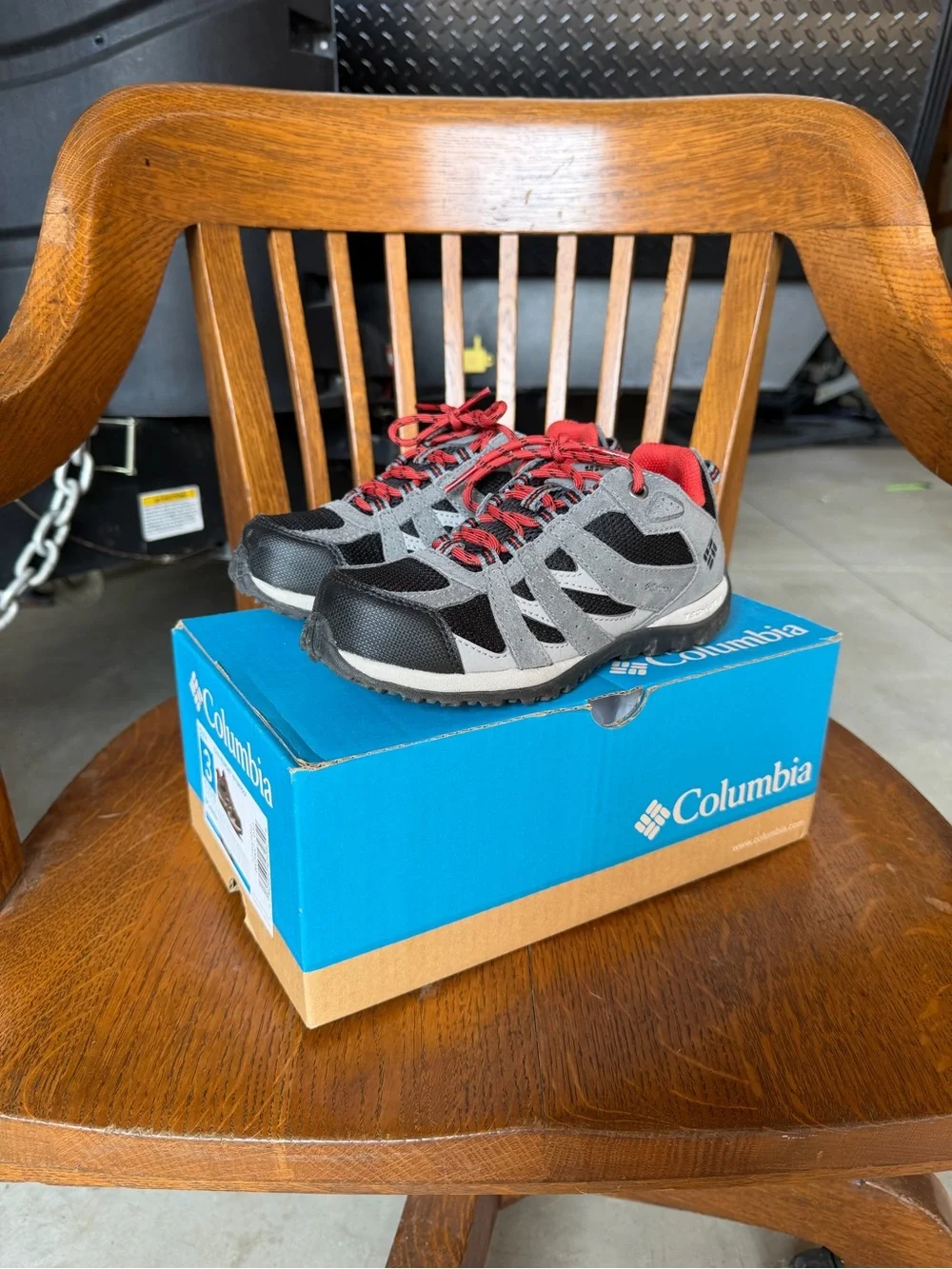 NEW: Columbia - size 2.5 / 3 Youth